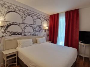 Postel nebo postele na pokoji v ubytování Logis VIGNES BLANCHES*** Hôtel Cosy et restaurant de terroir