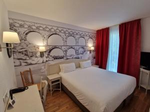 Postel nebo postele na pokoji v ubytování Logis VIGNES BLANCHES*** Hôtel Cosy et restaurant de terroir