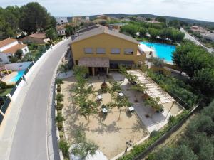 an aerial view of a resort with a pool at Hotel Les Roques in Báscara
