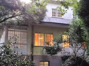 a white house with windows and trees at Oasis en Ponte San Lázaro in A Coruña