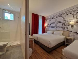 Postel nebo postele na pokoji v ubytování Logis VIGNES BLANCHES*** Hôtel Cosy et restaurant de terroir