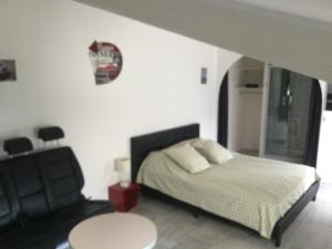 sypialnia z łóżkiem, stołem i krzesłem w obiekcie Castel&Letti w mieście Agde