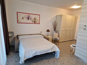 パストレンゴにあるAgriturismo Camparellaのベッドルーム1室(ベッド1台付)