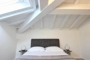 - une chambre avec un lit et 2 tables de chevet dans l'établissement Villa Benatti, à Carpi
