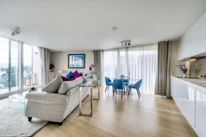 Posezení v ubytování Luxurious apartment 10 minute walk from Old Course