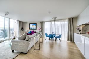 a living room with a couch and a table at Luxurious apartment 10 minute walk from Old Course in St. Andrews
