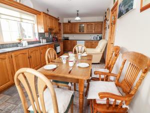 - une cuisine avec une table et des chaises en bois dans l'établissement Kerry View, 