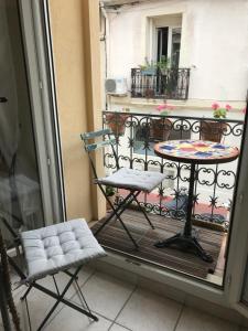 a balcony with a table and chairs on a balcony at Chambre Haute mer in Montpellier