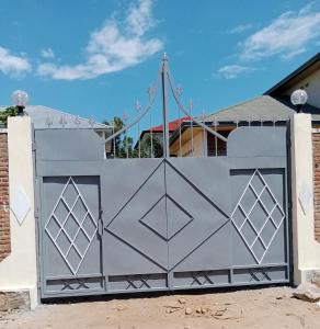 una gran puerta metálica frente a una casa en Kajaga Tanganyika en Buyumbura