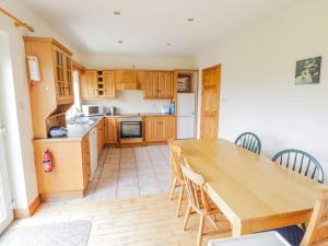 Dapur atau dapur kecil di 13 Trawmore Cottages