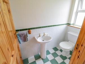 Bilik mandi di 13 Trawmore Cottages