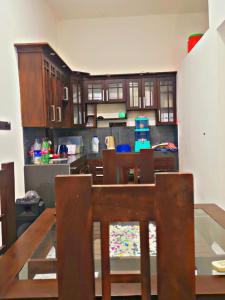 cocina con mesa y sillas en una habitación en SHARAH Beach Resort, en Addalachenai