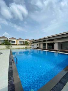 Sengkuang的住宿－Monde Residence H 15 Batam Centre，大楼前的大型蓝色游泳池