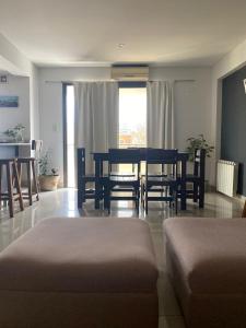 sala de estar con mesa de comedor y sillas en atardeceres en Mendoza