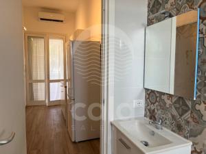 uma casa de banho com um chuveiro e um lavatório. em Room 401 - Piano Primo em Porto Cesareo