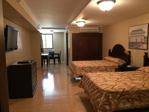 Uma TV ou centro de entretenimento em Hotel Milan Panama