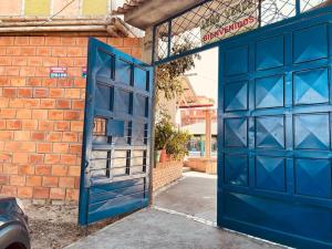 una puerta azul abierta en un edificio de ladrillo con una pared de ladrillo en Leño Verde, en Espinal
