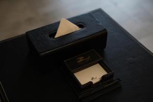 una piccola scatola nera con un pezzo di carta di Jeonju Jazz Around Hotel a Jeonju