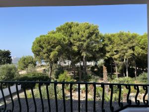 uma vista para um parque a partir de uma varanda em Room 404 - Piano Primo em Porto Cesareo