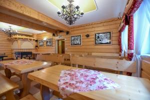 Posedenie v ubytovaní Pod Tatrami 2 - świetna lokalizacja, obok przystanku ski busa oraz restauracji, duży parking
