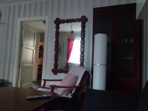 Cette chambre comprend une chaise, une table et un miroir. dans l'établissement Hus Näckrosen, à Ruda