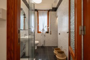 ein Bad mit einem Waschbecken und einem WC in der Unterkunft Maison Adriana con giardino - 10 minuti dal Poetto e dal Parco Molentargius in Quartu SantʼElena