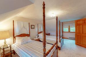 a bedroom with a four poster bed in a room at Ireland Time in Nantucket