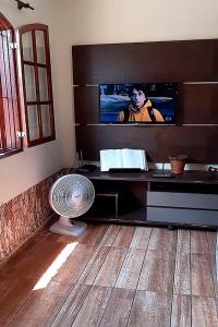 TV i/ili multimedijalni sistem u objektu Casa com lazer e WiFi perto da Lagoa de Saquarema