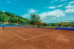 um campo de ténis com uma rede por cima em Quaint and Quiet em Santa Clarita