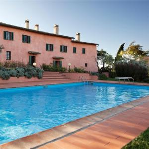 einem großen Pool vor einem Gebäude in der Unterkunft Villa San Giglio - Homelike Villas in Foligno
