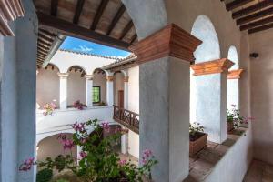 einen Innenhof einer Villa mit einer Veranda mit Blumen in der Unterkunft Villa San Giglio - Homelike Villas in Foligno