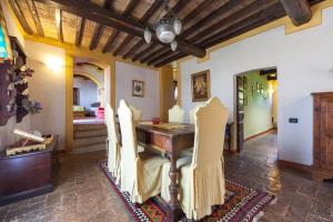 comedor con mesa de madera y sillas en Villa San Giglio - Homelike Villas, en Foligno