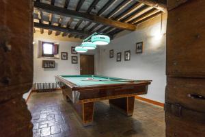Großes Zimmer mit Billardtisch. in der Unterkunft Villa San Giglio - Homelike Villas in Foligno