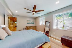 - une chambre avec un lit bleu et un ventilateur de plafond dans l'établissement Del Ray Retreat, à Stevenson