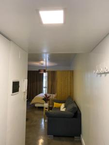 sala de estar con sofá y cama en Nicaragua 6042 en Buenos Aires