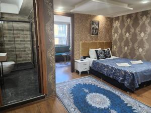 una camera con letto king-size e un bagno di Lara Suits & Hotel a Istanbul