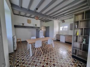 - une cuisine avec une table et des chaises dans la chambre dans l'établissement Chez Cédric et Mélissa maison Lou Milhòc en Béarn, 