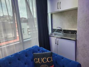 un divano blu in cucina con lavandino di Lara Suits & Hotel a Istanbul