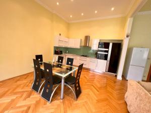 uma cozinha com mesa e cadeiras num quarto em Jurincom apartments Sadová em Karlovy Vary
