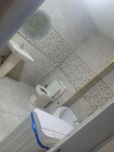 La salle de bains est pourvue de toilettes et d'un lavabo. dans l'établissement Golden in el amen, au Caire