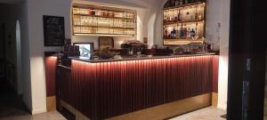 Ledro Lake Suites في ليدرو: وجود بار في مطعم بخطوط حمراء وبيضاء