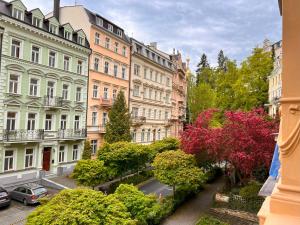 uma vista para uma rua da cidade com edifícios em Jurincom apartments Sadová em Karlovy Vary