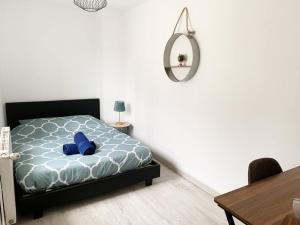 Llit o llits en una habitació de Le Grand Cognet by iZiLi *Charme&Spacieux*Centre*