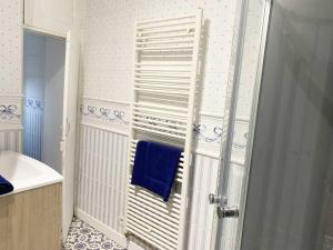 ein Bad mit einer weißen Dusche und einem blauen Handtuch in der Unterkunft Le Grand Cognet by iZiLi *Charme&Spacieux*Centre* in Châtellerault