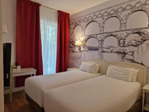 Postel nebo postele na pokoji v ubytování Logis VIGNES BLANCHES*** Hôtel Cosy et restaurant de terroir