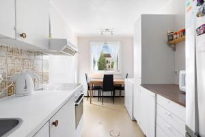 Kjøkken eller kjøkkenkrok på Sentralt og romslig leilighet