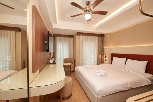 Un dormitorio con una cama y un ventilador de techo. en Saratoga Hotel Sultanahmet, en Estambul 49 fotos más