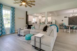 GroveにあるSpacious Yard, Games and Fire Pit Grove Home Rentalのギャラリーの写真