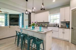 GroveにあるSpacious Yard, Games and Fire Pit Grove Home Rentalのギャラリーの写真 +25枚の写真