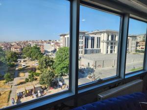 una finestra con vista sulla città di Lara Suits & Hotel a Istanbul